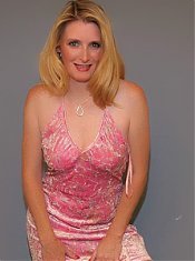 Blonde wife Ashley Anderson blowjobs a hard wang and spreads her legs to get her twat screwed live